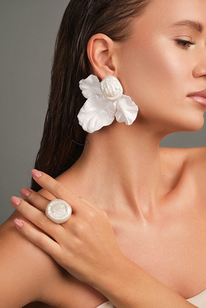 Серьги и кольцо «Фарфоровый цветок». Белый жемчужный цвет - фото 2